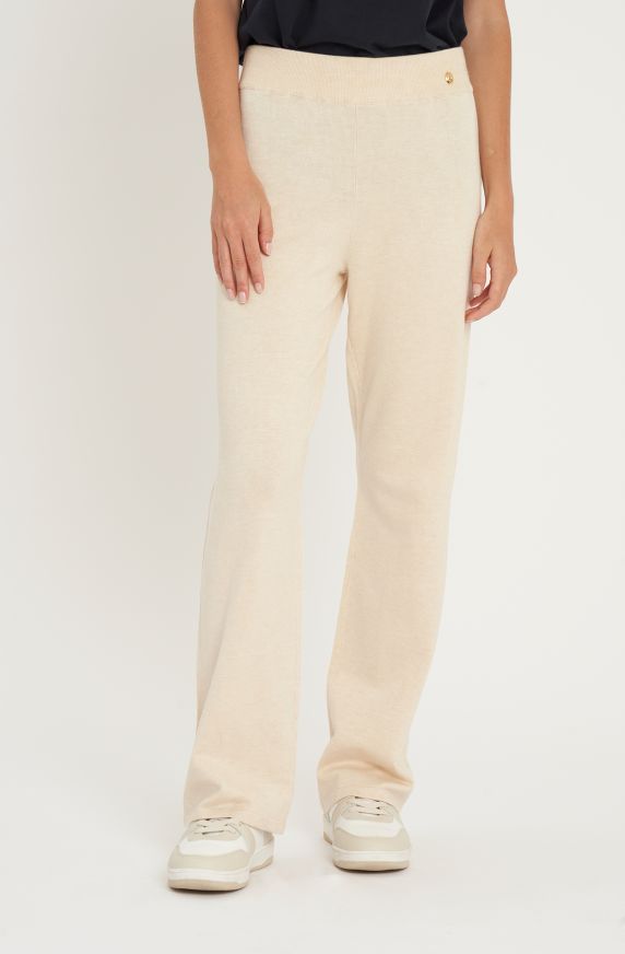 Pantaloni beige donna: modelli per ogni occasione